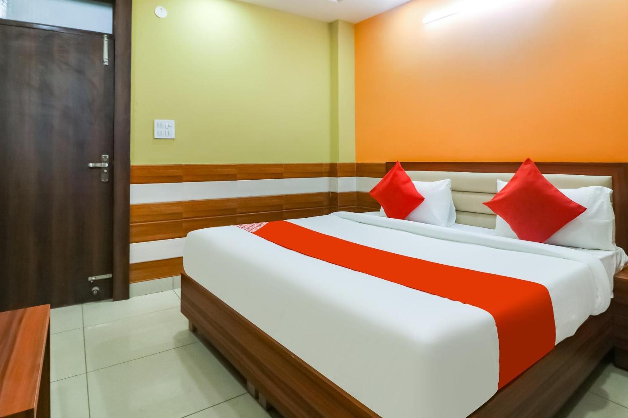Hotel O Mayur Plaza Делхи Екстериор снимка