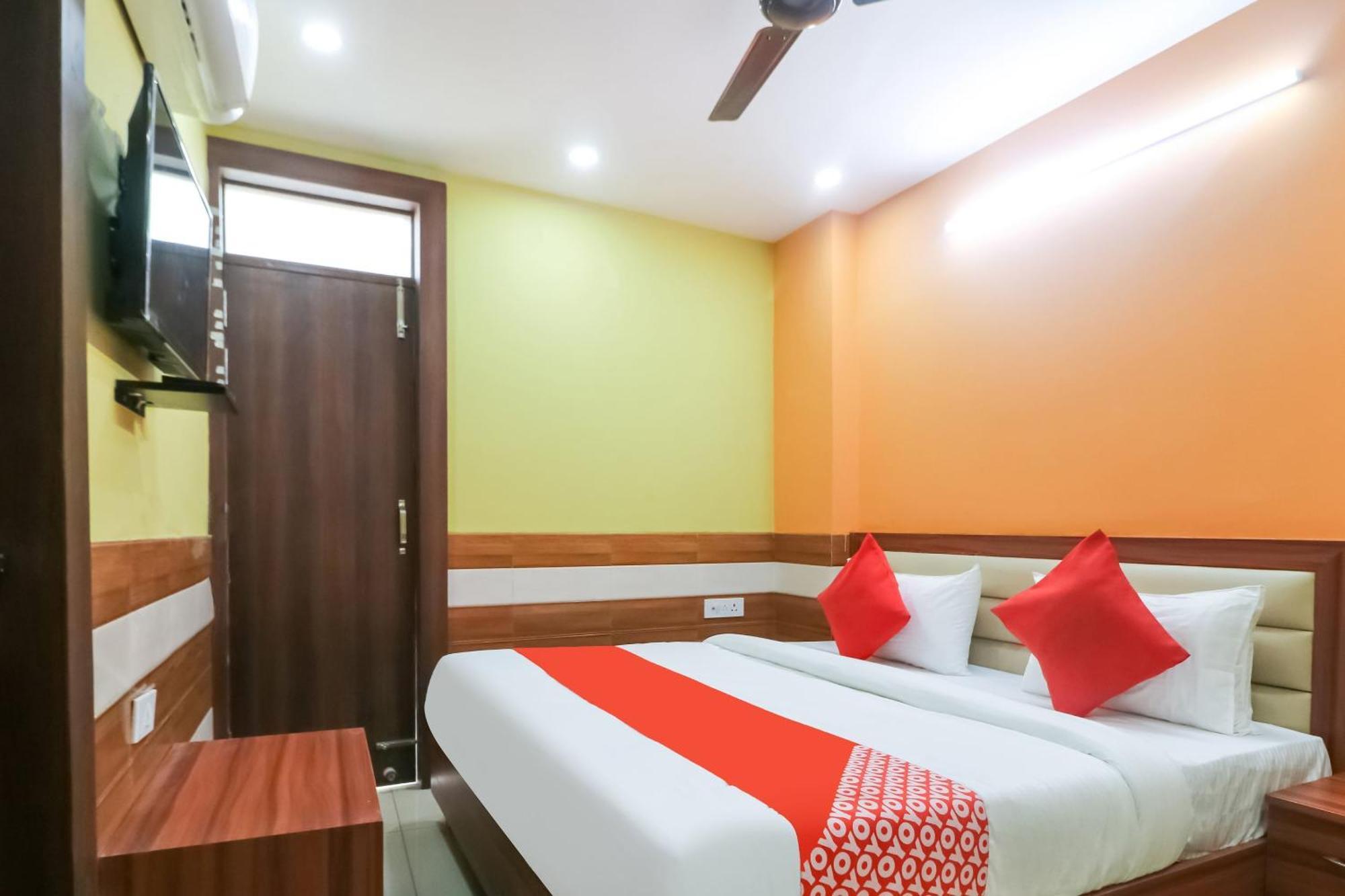 Hotel O Mayur Plaza Делхи Екстериор снимка