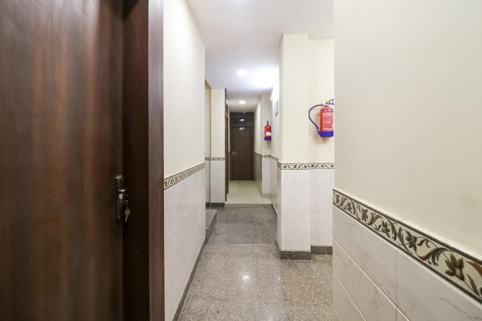 Hotel O Mayur Plaza Делхи Екстериор снимка