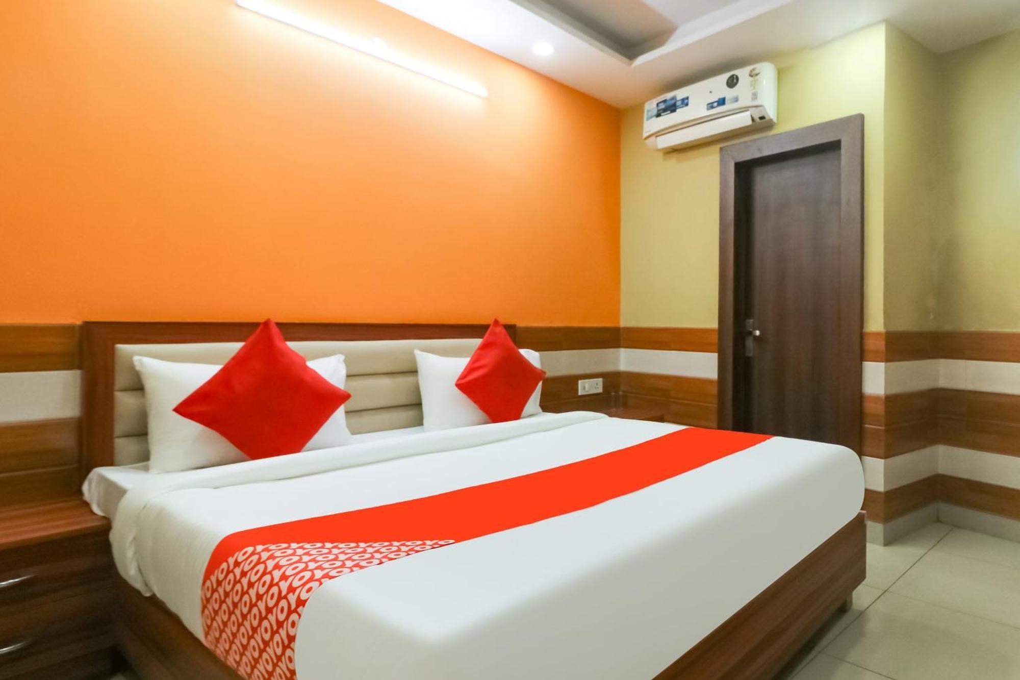 Hotel O Mayur Plaza Делхи Екстериор снимка