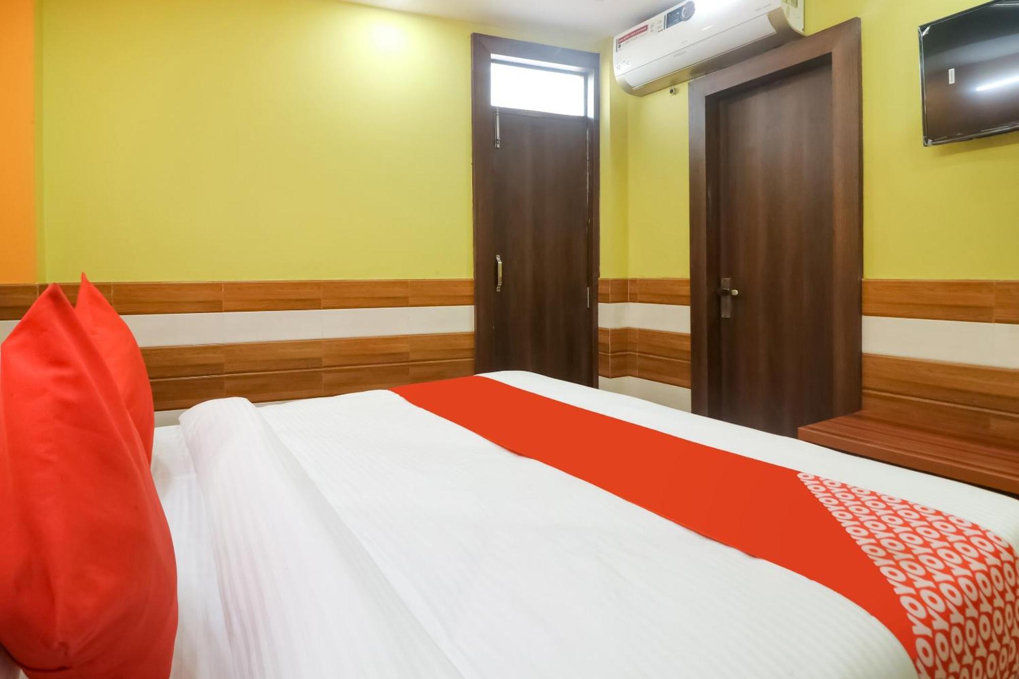 Hotel O Mayur Plaza Делхи Екстериор снимка