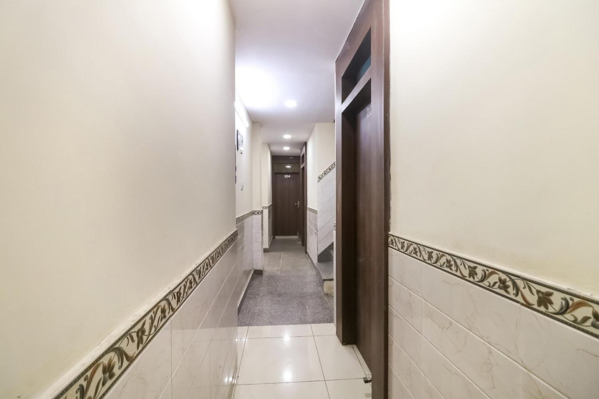Hotel O Mayur Plaza Делхи Екстериор снимка