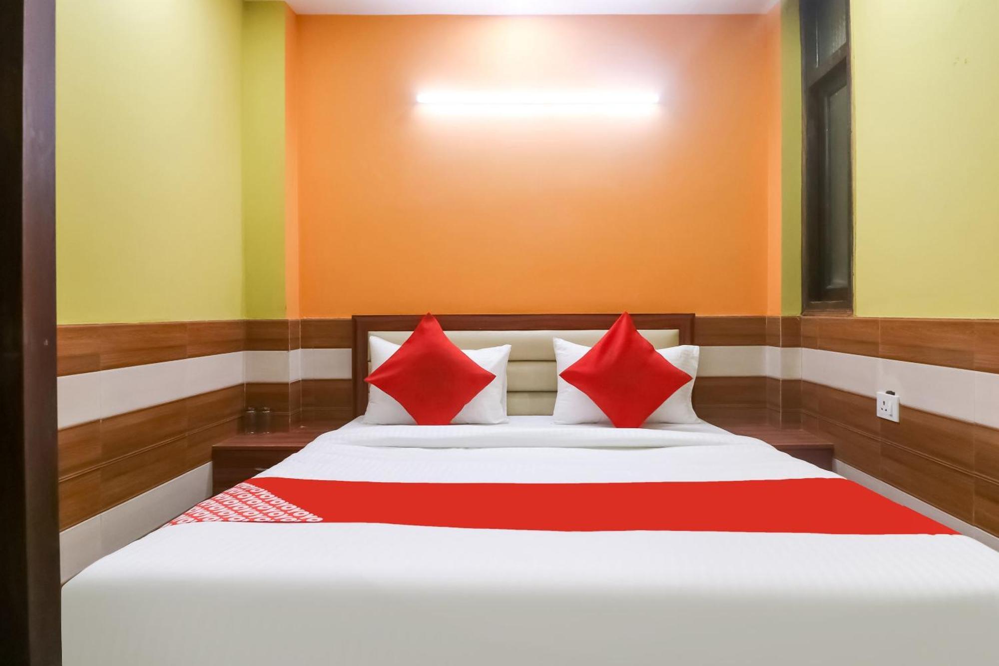 Hotel O Mayur Plaza Делхи Екстериор снимка