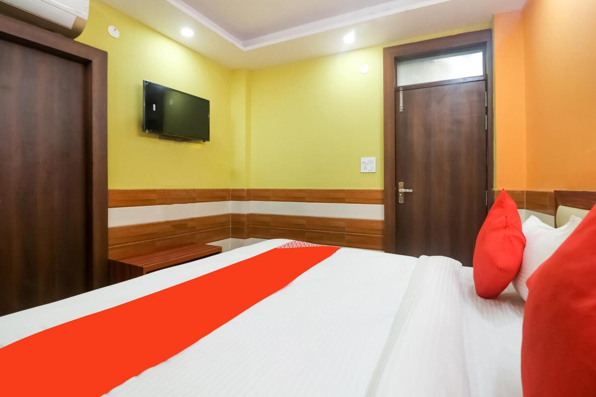 Hotel O Mayur Plaza Делхи Екстериор снимка