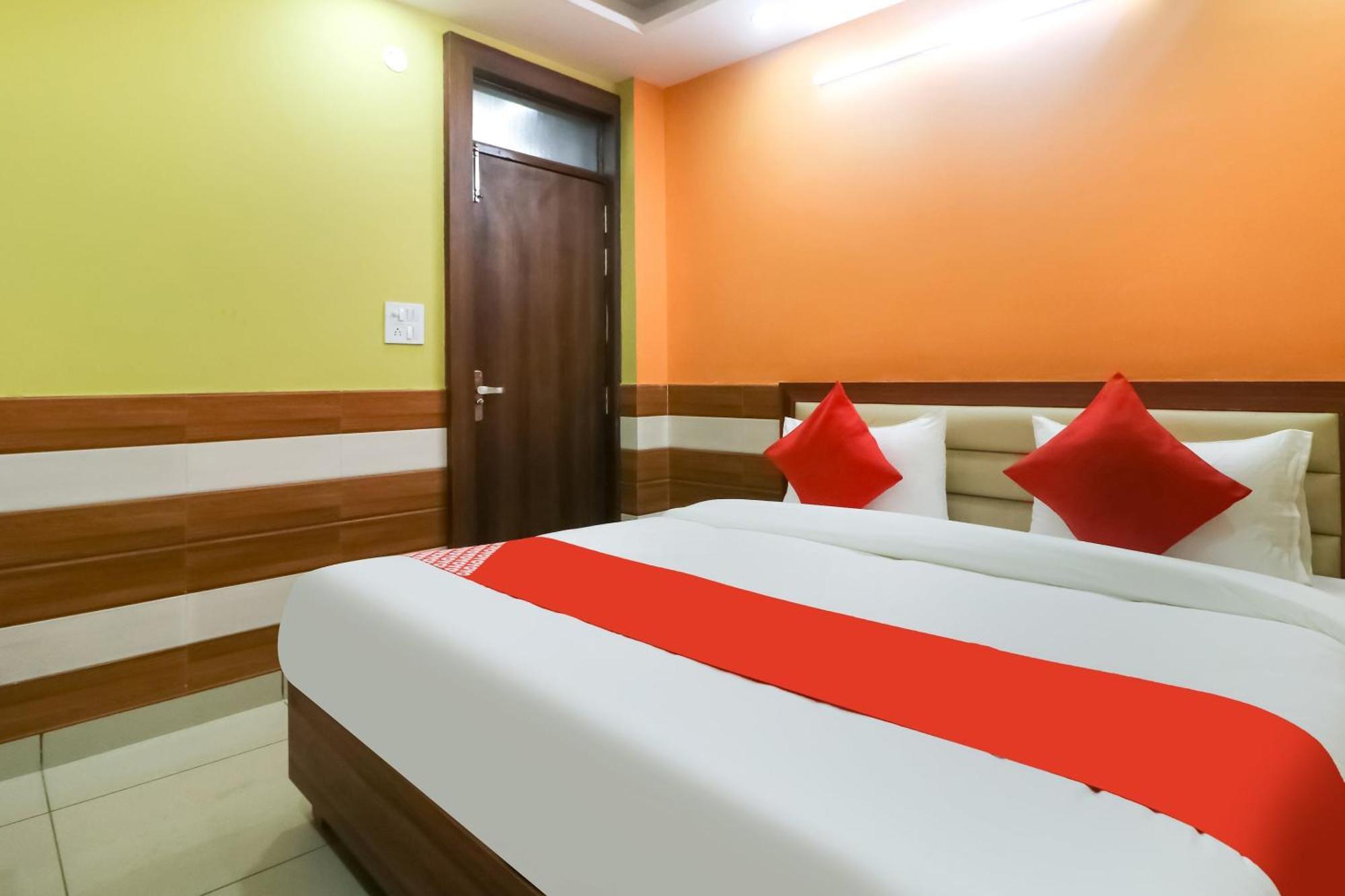 Hotel O Mayur Plaza Делхи Екстериор снимка
