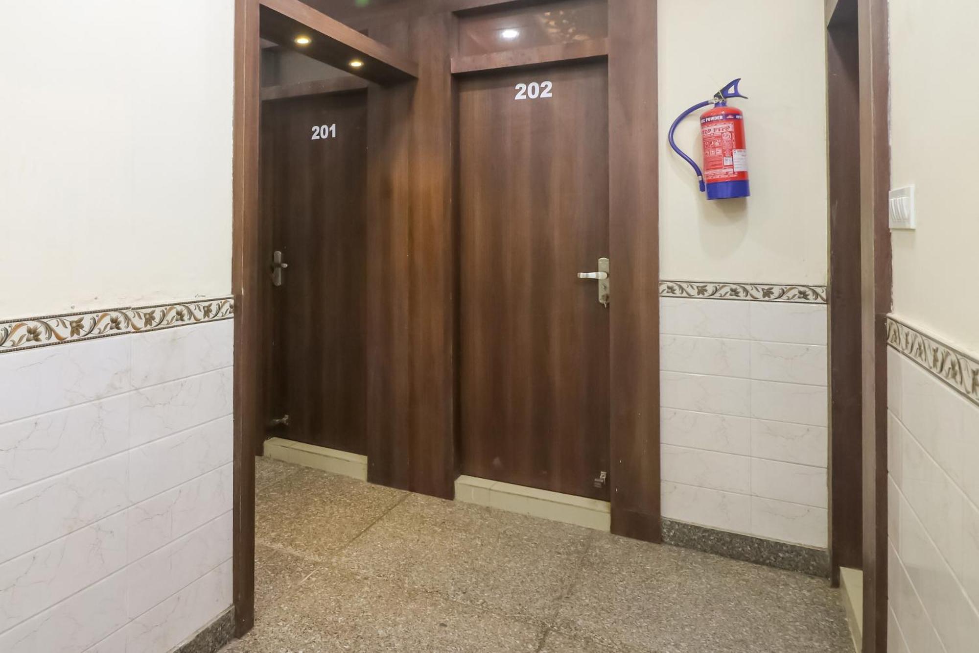 Hotel O Mayur Plaza Делхи Екстериор снимка