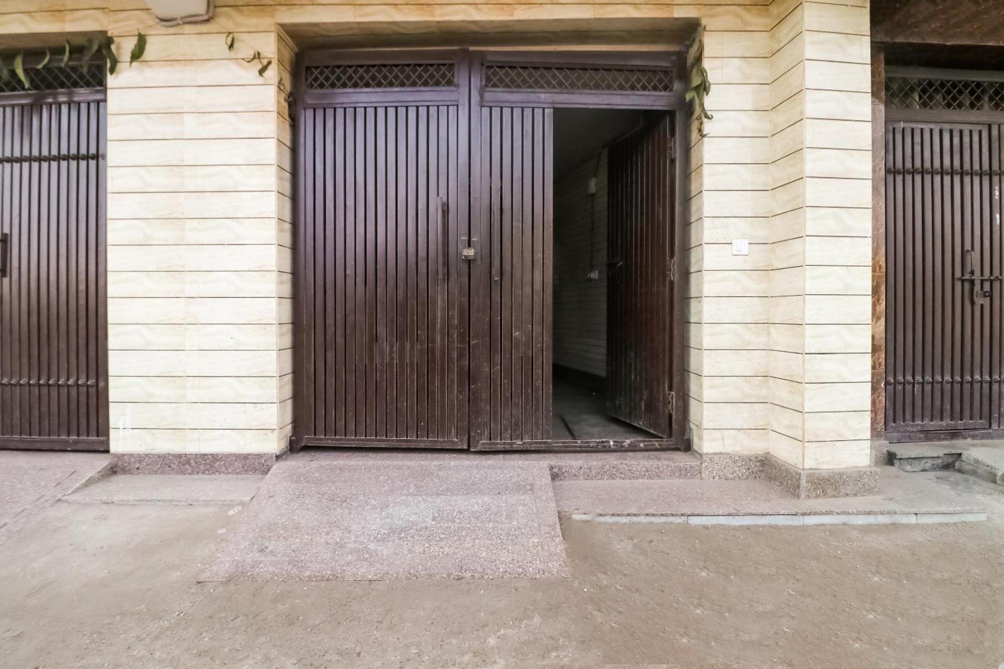 Hotel O Mayur Plaza Делхи Екстериор снимка